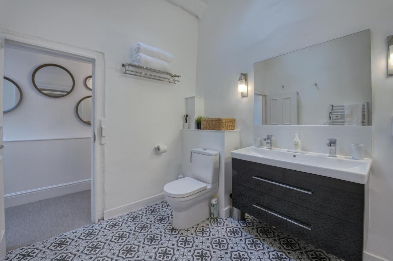Beautiful Apartment On The Historic Rows Chester Buitenkant foto